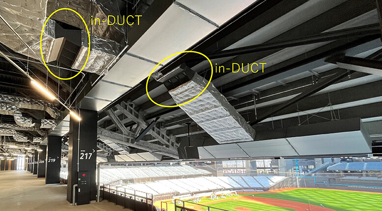 エスコンフィールドの観客席エリアの上に見える「in-DUCT&reg;」