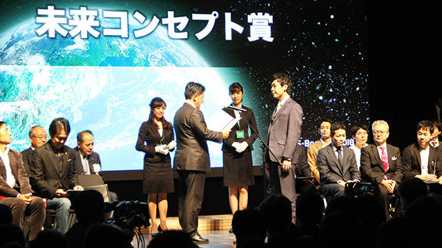 内閣府の平井卓也特命担当大臣(宇宙政策担当)(左)から表彰状を授与される大林組職員(右)。宇宙飛行士の山崎直子さんなどから有意義で世の中に大きなインパクトを与えると評価されました