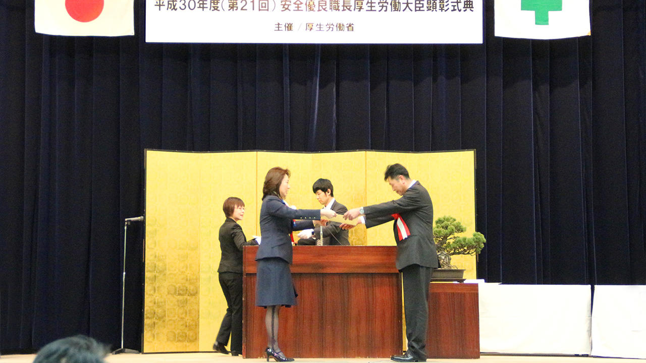 髙階恵美子厚生労働副大臣(左)から顕彰状を受け取る株式会社ゼンヤの陶山和則さん(右)