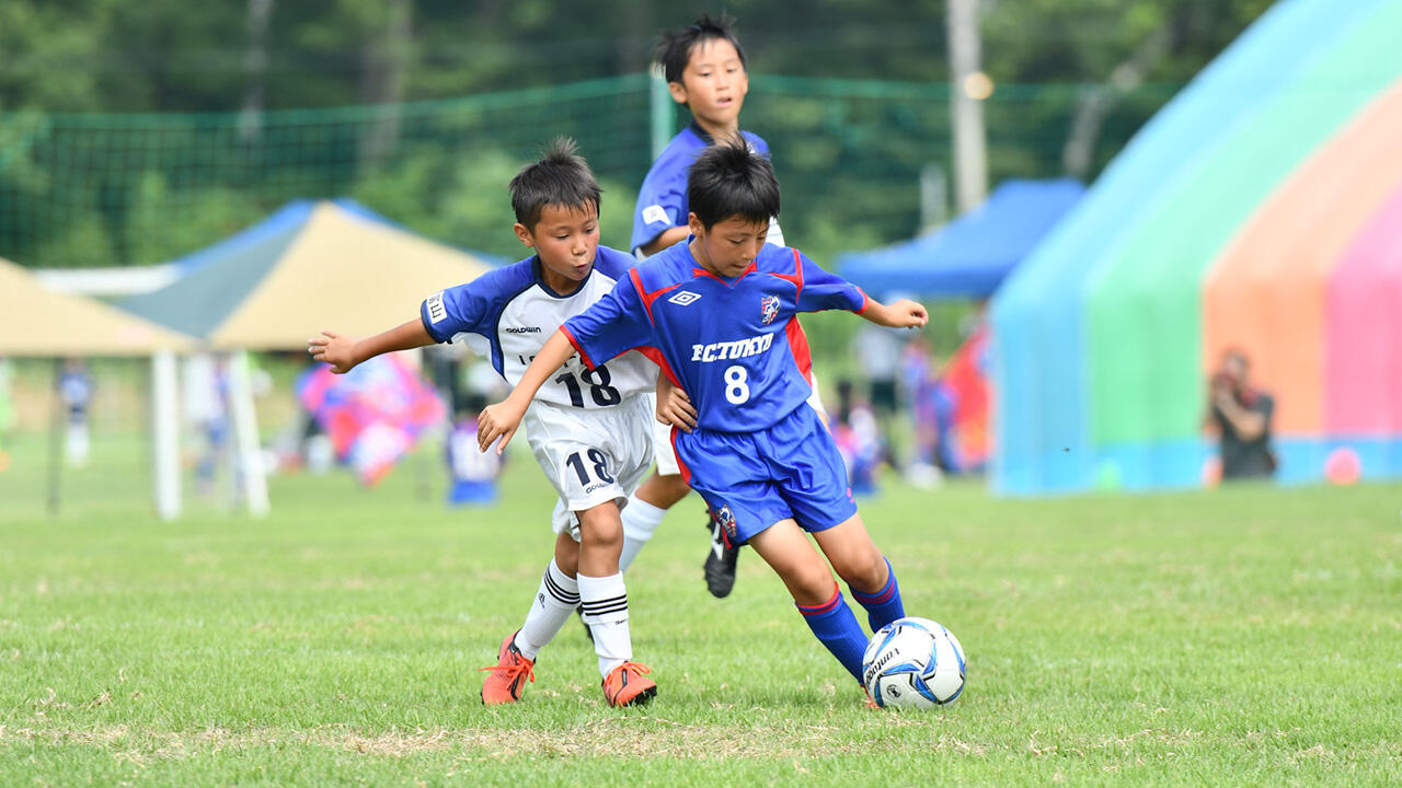 長野県の木島平村はFC東京のホームスタジアムがある調布市との姉妹都市。天然芝のグラウンドでは白熱する試合が連日繰り広げられました