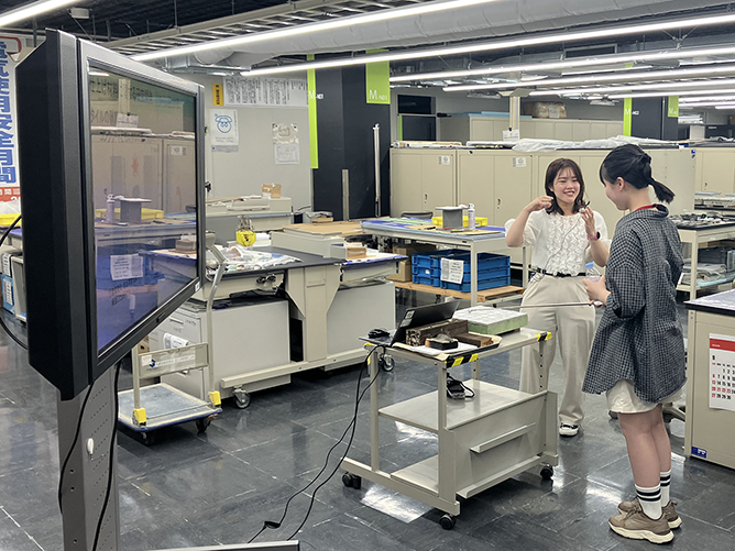施設で説明を受ける見学者