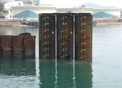 和歌山下津港海岸(海南地区)船尾側津波防波堤(直立浮上式)築造工事での浮上状況