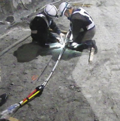 設置状況(長尺先受け鋼管の注入管と束ねて挿入)