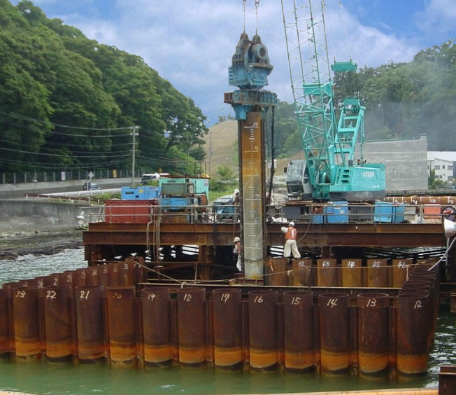 仮締切り(流紋岩、鋼管矢板)