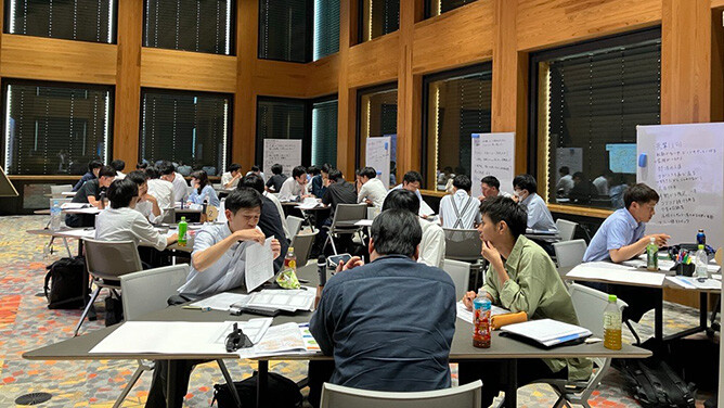 社員がグループに分かれて議論や意見交換を行う研修風景