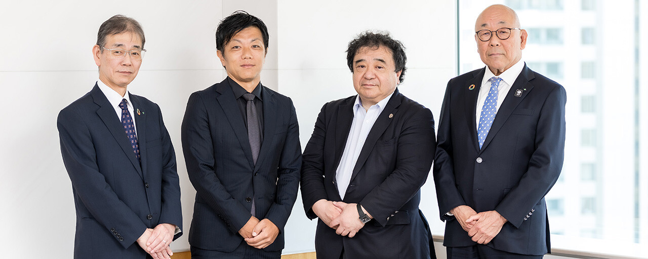 人権ダイアログに参加した4名の集合写真