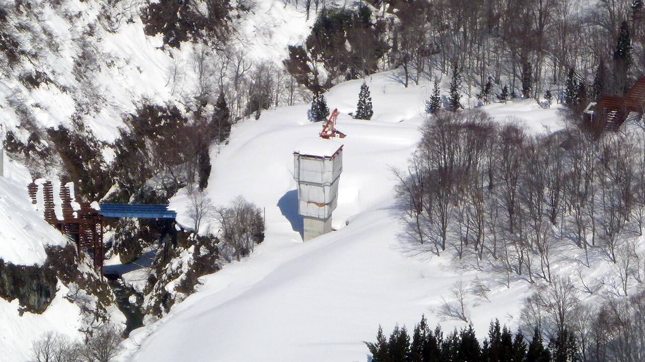 真冬の現場。橋脚最上部付近まで積雪し豪雪地帯であることが分かる