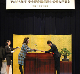 髙階恵美子厚生労働大臣政務官(左)から顕彰状を受け取る宮本洋石さん(右)