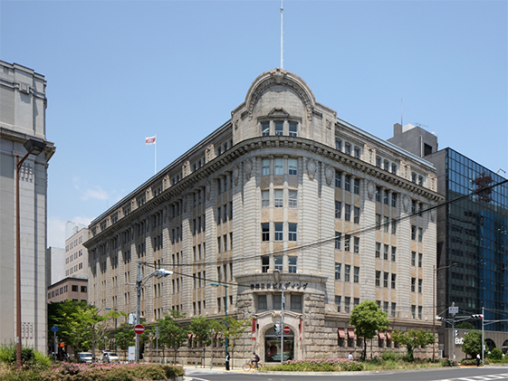 神戸商船三井ビルは竣工当時の姿を残す歴史的建物として神戸の街並みを形成しています