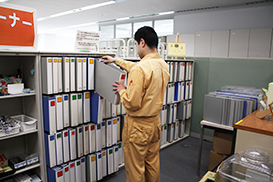 品川事務所のリユースコーナーには、建設現場でニーズの高いA4ファイルをはじめ、筆記用具、コピー用紙、スタンプ台などが並びます