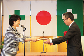 渡嘉敷奈緒美厚生労働副大臣(左)から表彰状を授与される大林組 第二東名稲木工事事務所所長(右)