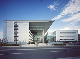 神奈川県立保健福祉大学は、関東の大学・専門学校(延床面積3万m²以上、109施設)の平均値に比べ、一次エネルギー消費量は約40%、水の消費量は約70%削減しました