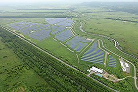 釧路町トリトウシ原野の町有地に建設された「やちぴかソーラー」。年間発電量は釧路町の世帯数の半分の消費電力に相当する約1900万kWhを計画