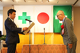 橋本岳厚生労働副大臣(左)から表彰状を授与される大林組レゴランド工事事務所所長(右)