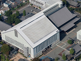 解体前の素屋根に覆われた阿弥陀堂(左)。この素屋根は隣接する御影堂(右)の改修でも使用したもので、2009年、移動させ再利用してきました