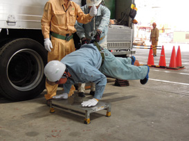 安全帯の重要性などを高所危険体験で確認