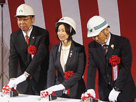 発破スイッチに点火する(左から)亀山市の櫻井市長、鈴鹿市の末松市長ら