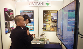 来場者はヘッドマウントディスプレイを装着し、無人調査ロボットの遠隔操作をVR(バーチャルリアリティ)で体験
