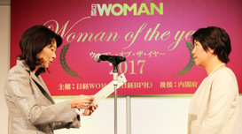 表彰状を授与される大林組の大西(写真右)