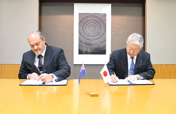 覚書にサインするTuaropaki Trust社長（左）と大林組社長の白石（右）